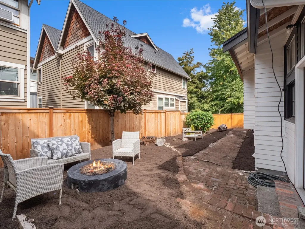 9701 Roosevelt Way NE Seattle WA 98115