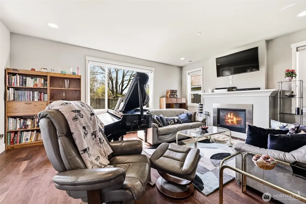 35703 20th Avenue SW Federal Way WA 98023