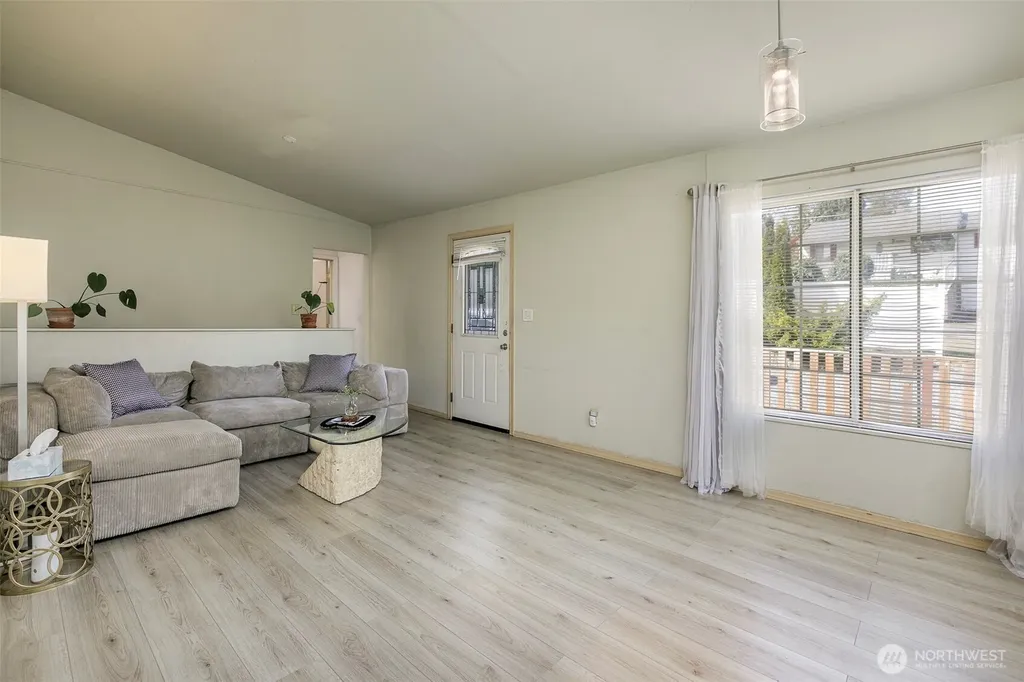 11122 59th Avenue S Seattle WA 98178