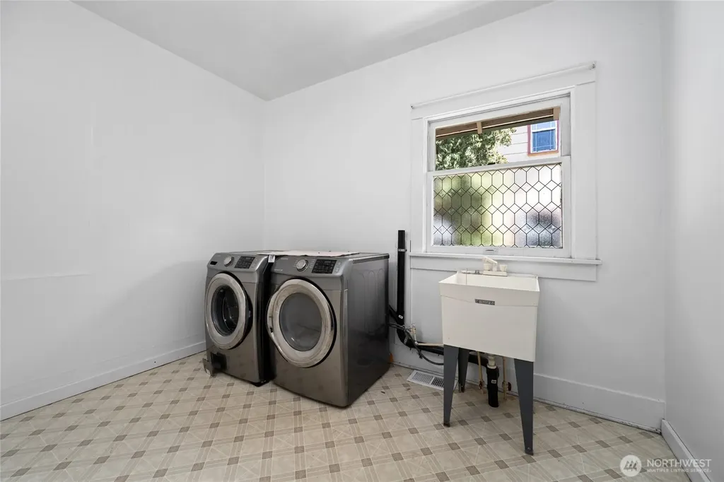 1502 E Maplewood Avenue Bellingham WA 98225