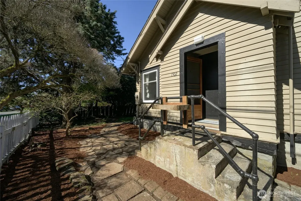 1502 E Maplewood Avenue Bellingham WA 98225