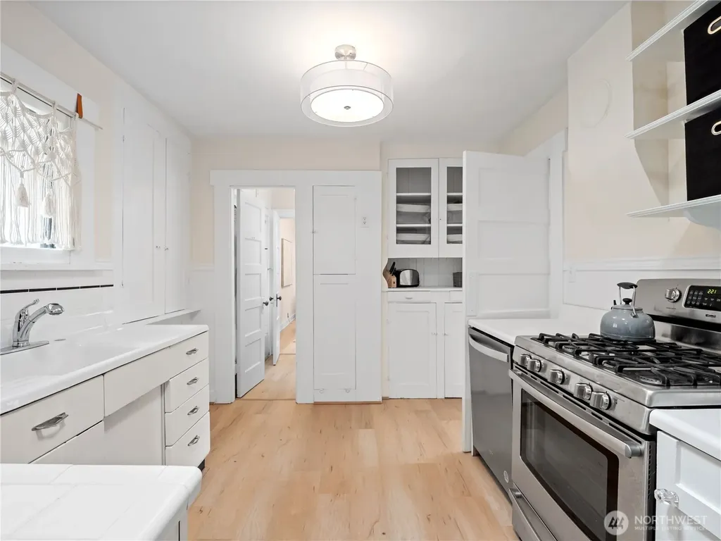 9701 Roosevelt Way NE Seattle WA 98115