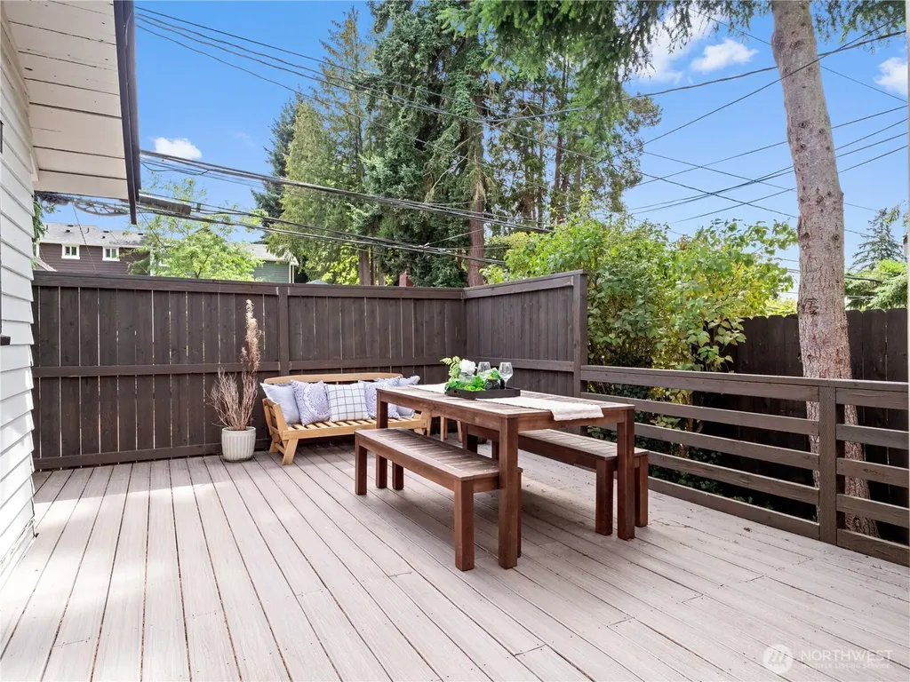 9701 Roosevelt Way NE Seattle WA 98115
