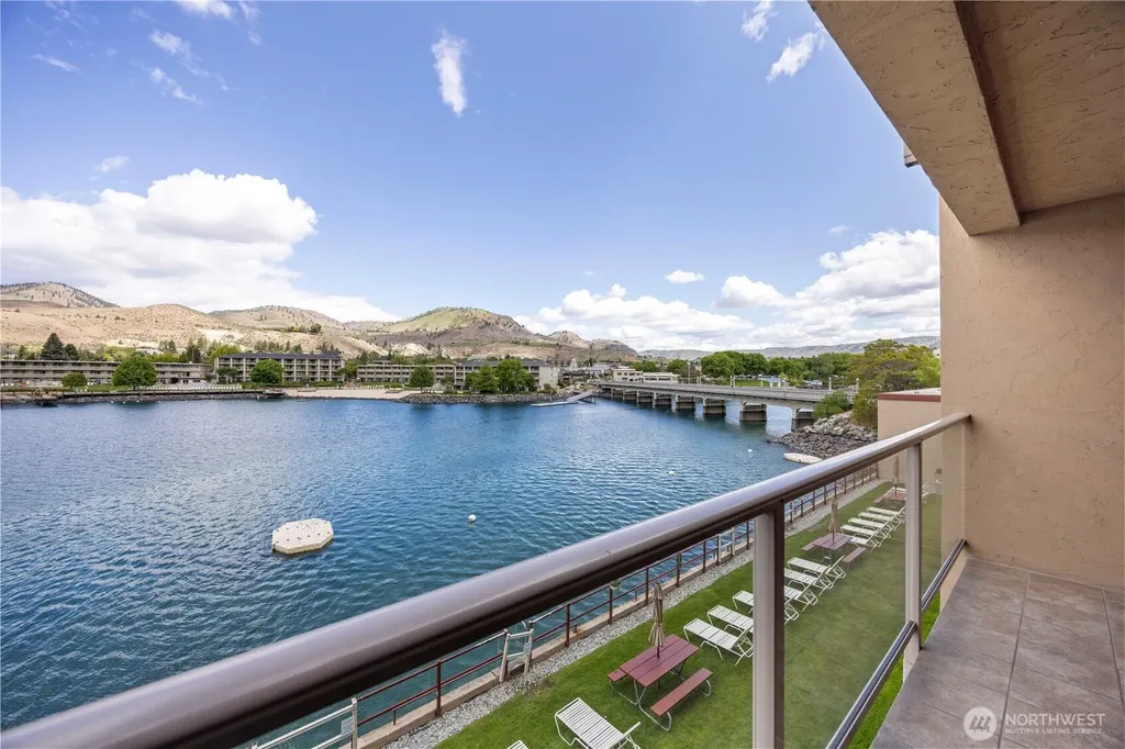 322 W Woodin Avenue Chelan WA 98816
