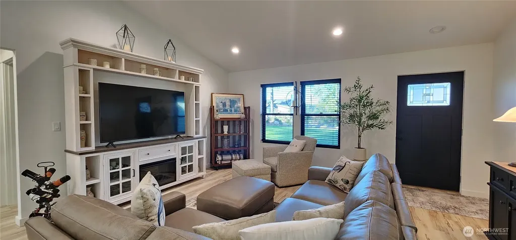 160 E Country Club Drive N Union WA 98592