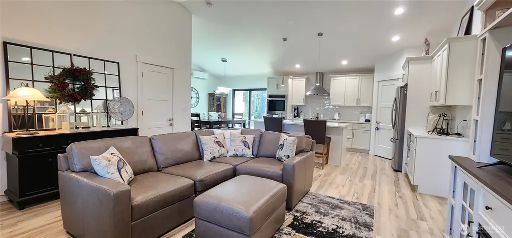 160 E Country Club Drive N Union WA 98592