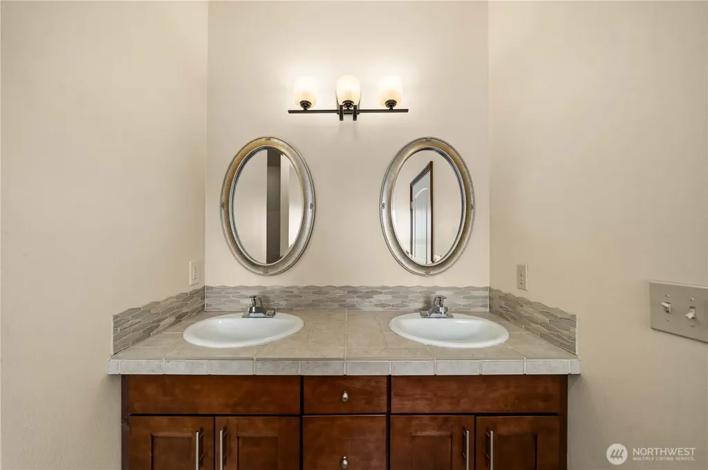 10404 210th Lane SW Rochester WA 98579