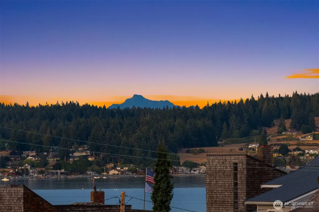 1943 Shore Avenue Freeland WA 98249