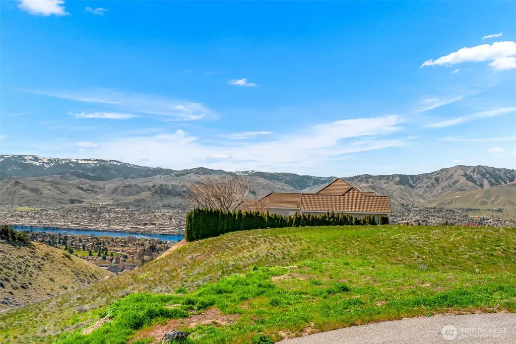 2450 Twin Peaks View East Wenatchee WA 98802