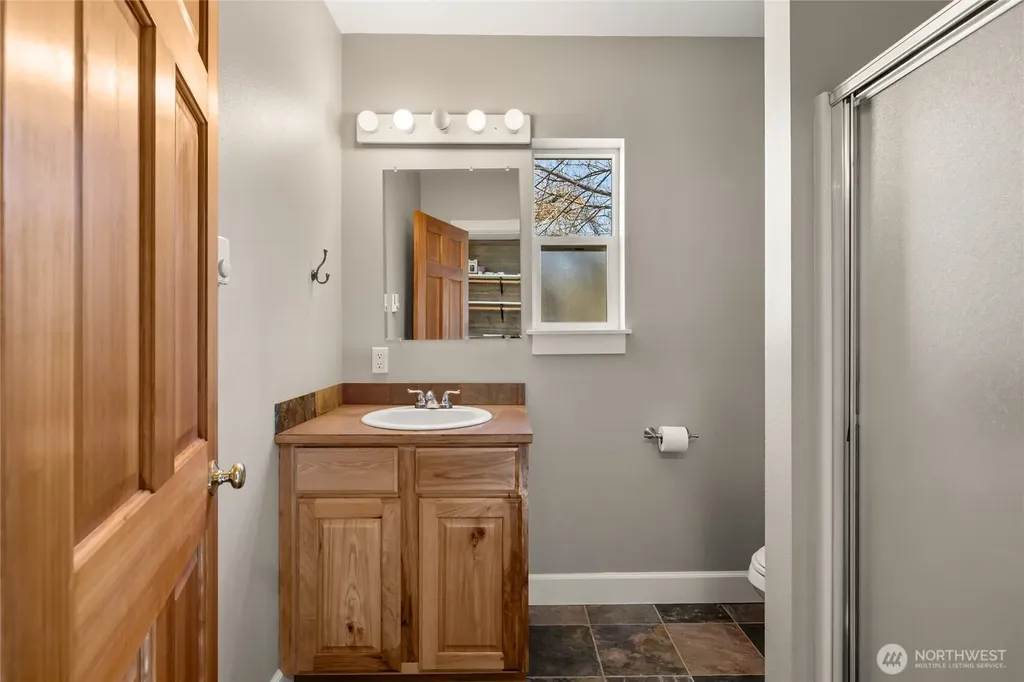 109 S 5th St Alley Roslyn WA 98941