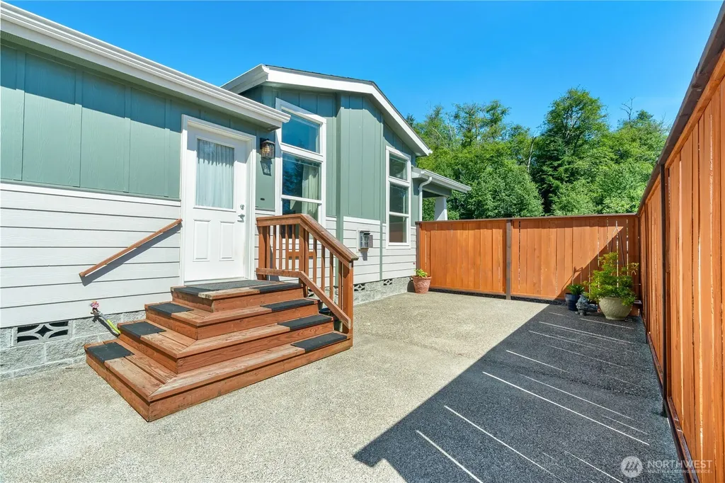 15 Maple Leaf Street Raymond WA 98577