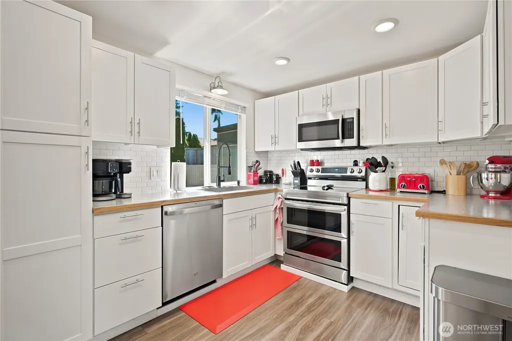 28504 23rd Avenue S Federal Way WA 98003