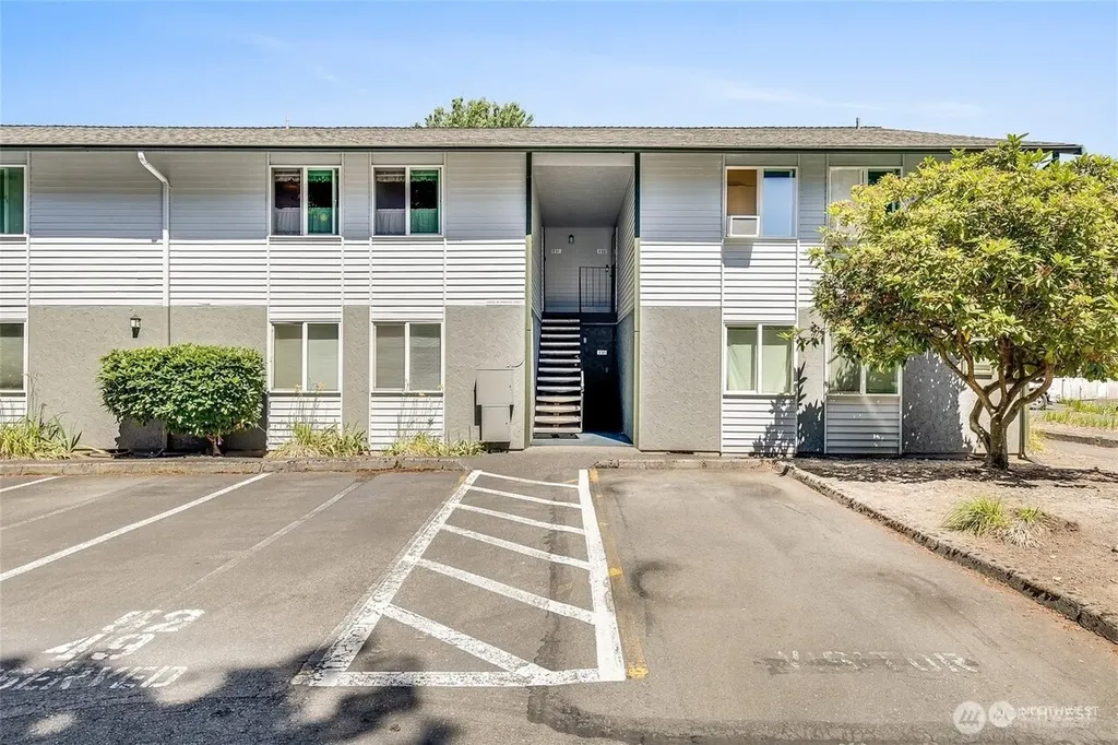 1852 Central Place S Kent WA 98030