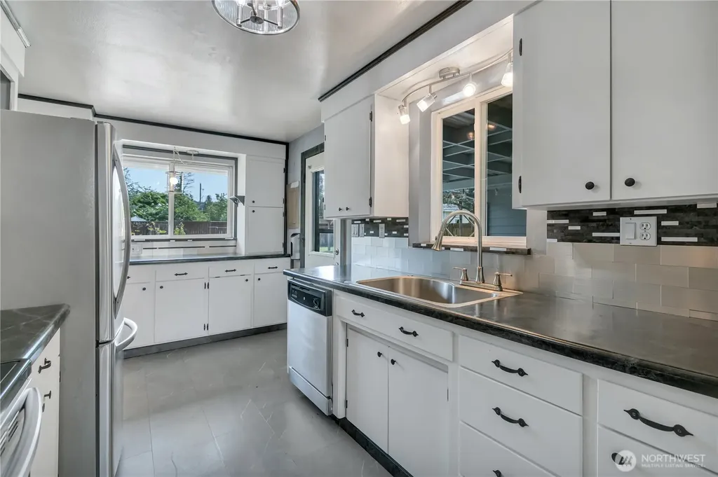 109 Pacific Avenue S Pacific WA 98047