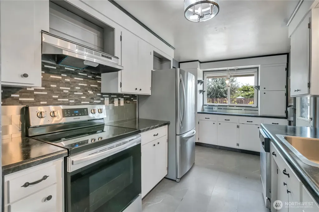109 Pacific Avenue S Pacific WA 98047