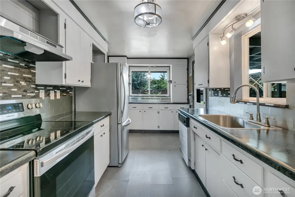 109 Pacific Avenue S Pacific WA 98047