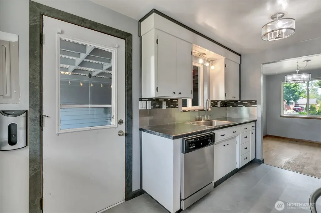 109 Pacific Avenue S Pacific WA 98047