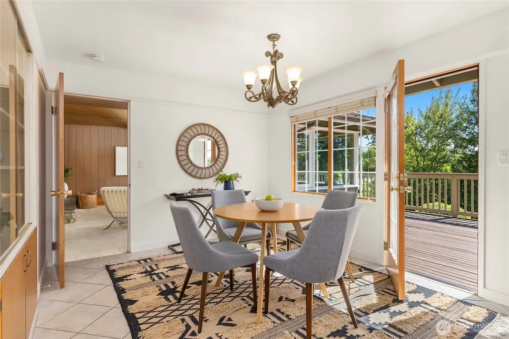 398 Ferncliff Avenue NE Bainbridge Island WA 98110