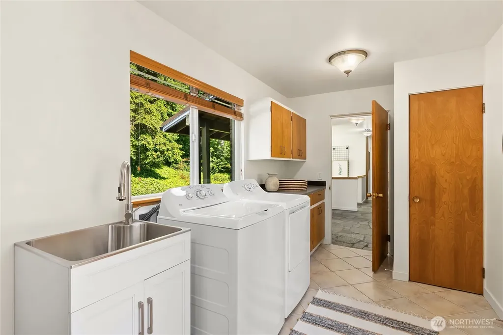 398 Ferncliff Avenue NE Bainbridge Island WA 98110
