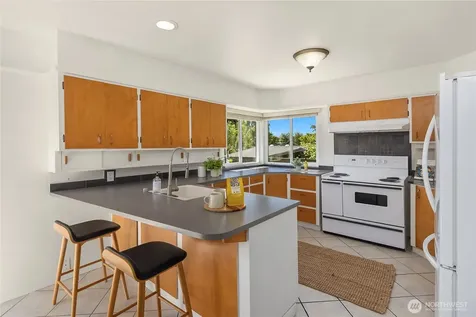 398 Ferncliff Avenue NE Bainbridge Island WA 98110