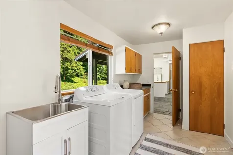 398 Ferncliff Avenue NE Bainbridge Island WA 98110