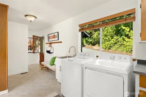 398 Ferncliff Avenue NE Bainbridge Island WA 98110