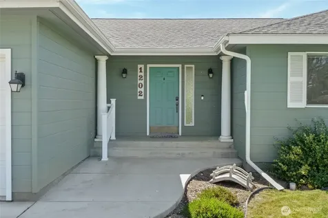 1202 S Eastlake Drive Moses Lake WA 98837