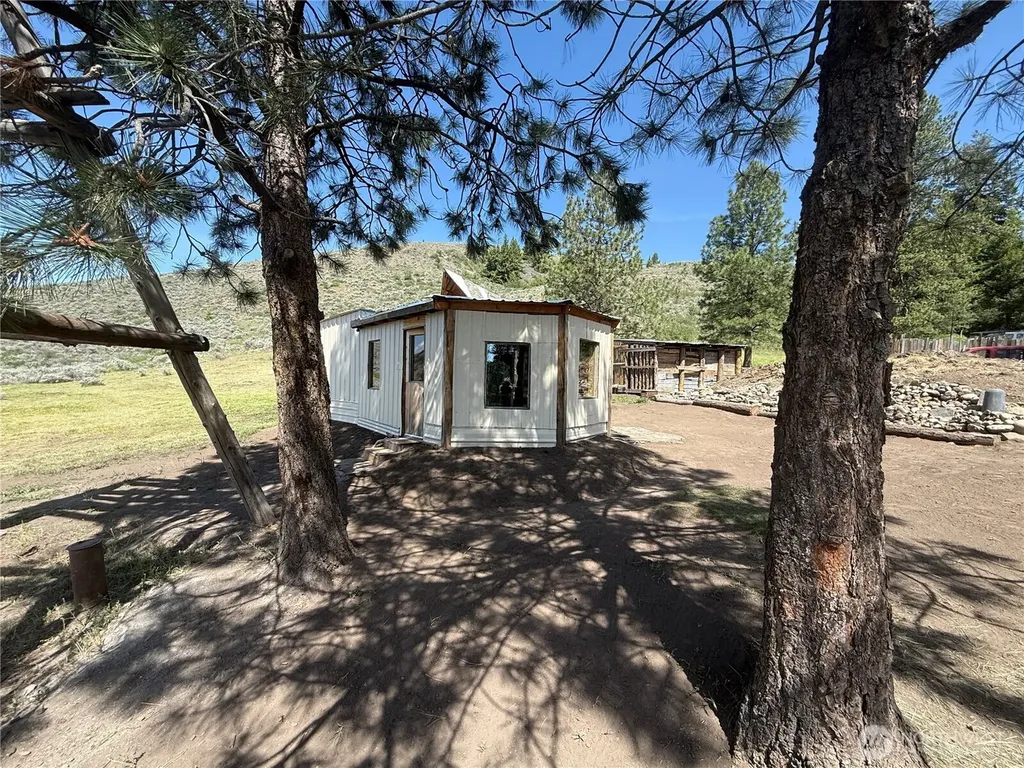 174 N Lambert Lane Republic WA 99166