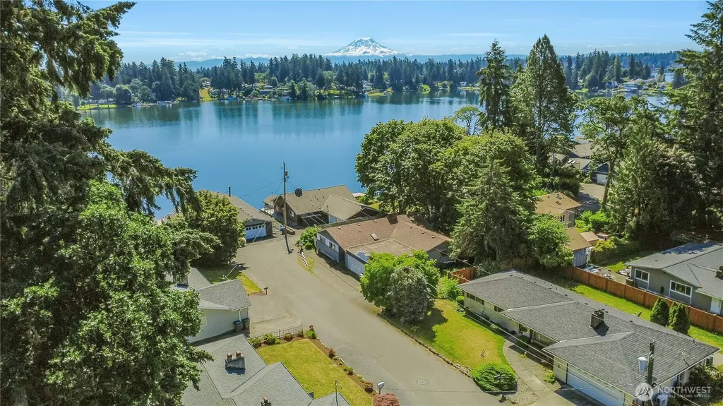 7913 Westshore Dr Drive SW Lakewood WA 98498