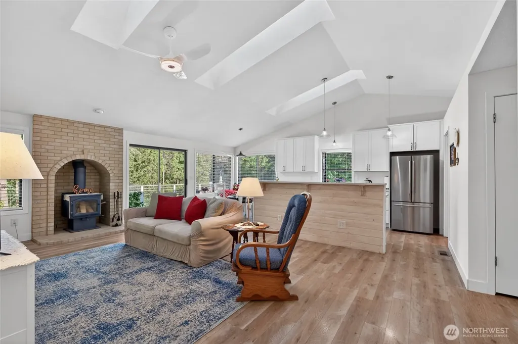533 6th Court Fox Island WA 98333