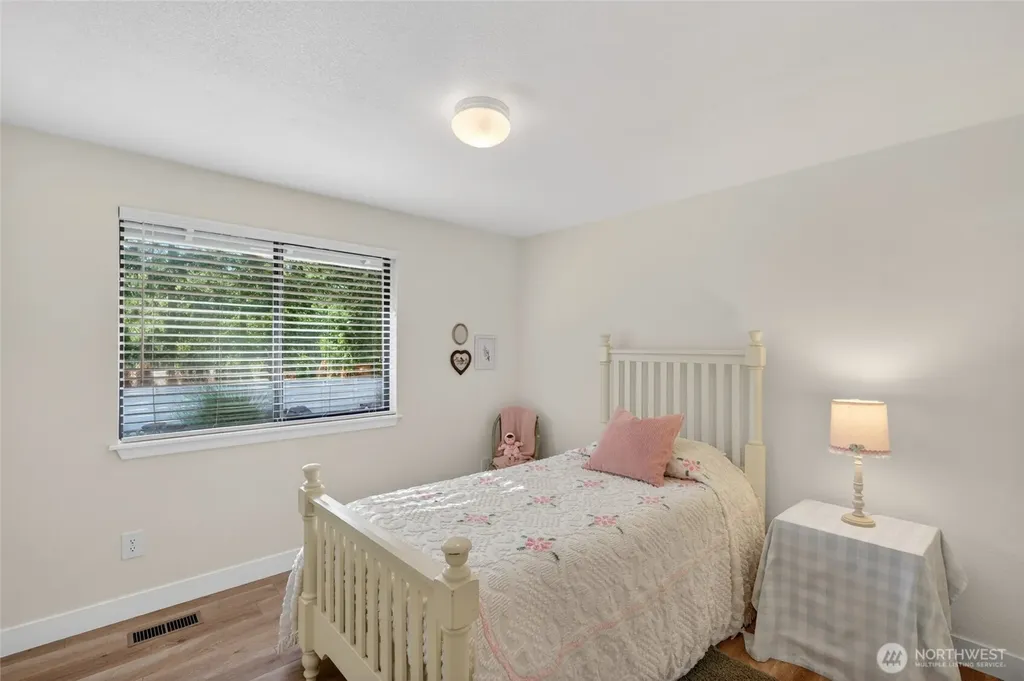 533 6th Court Fox Island WA 98333