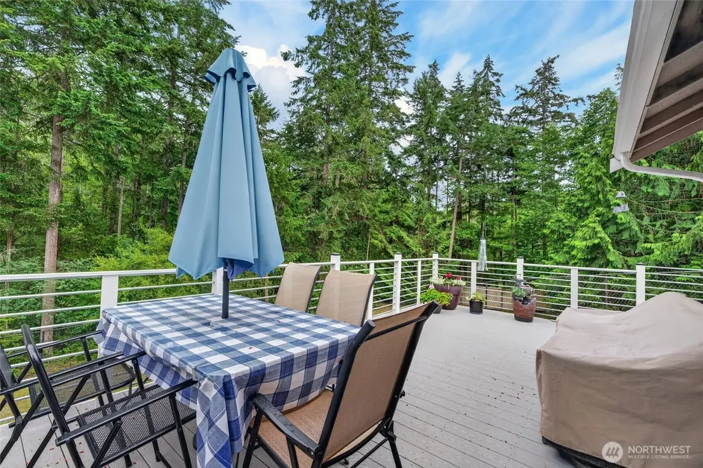 533 6th Court Fox Island WA 98333