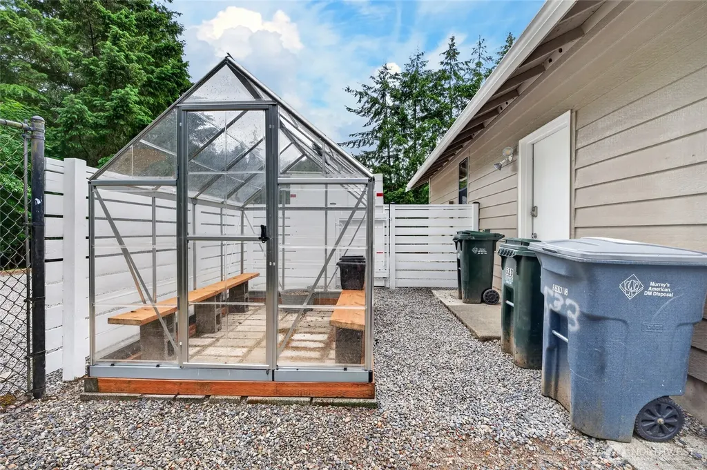 533 6th Court Fox Island WA 98333