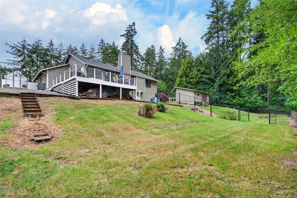 533 6th Court Fox Island WA 98333