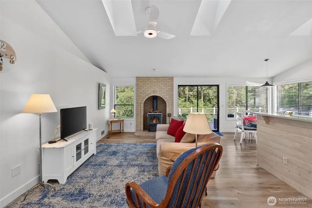 533 6th Court Fox Island WA 98333
