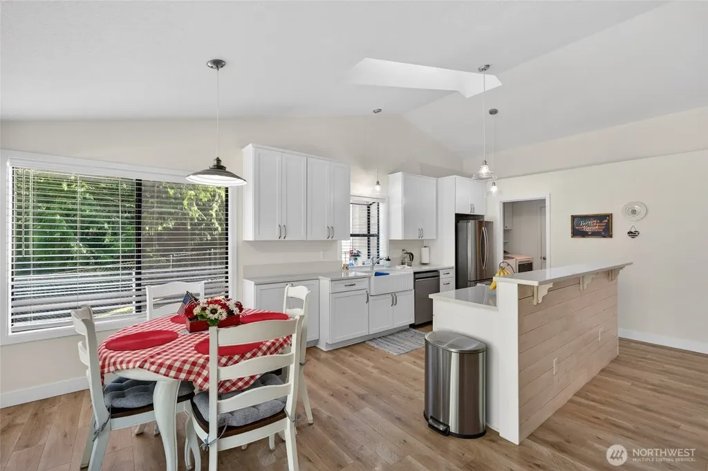 533 6th Court Fox Island WA 98333