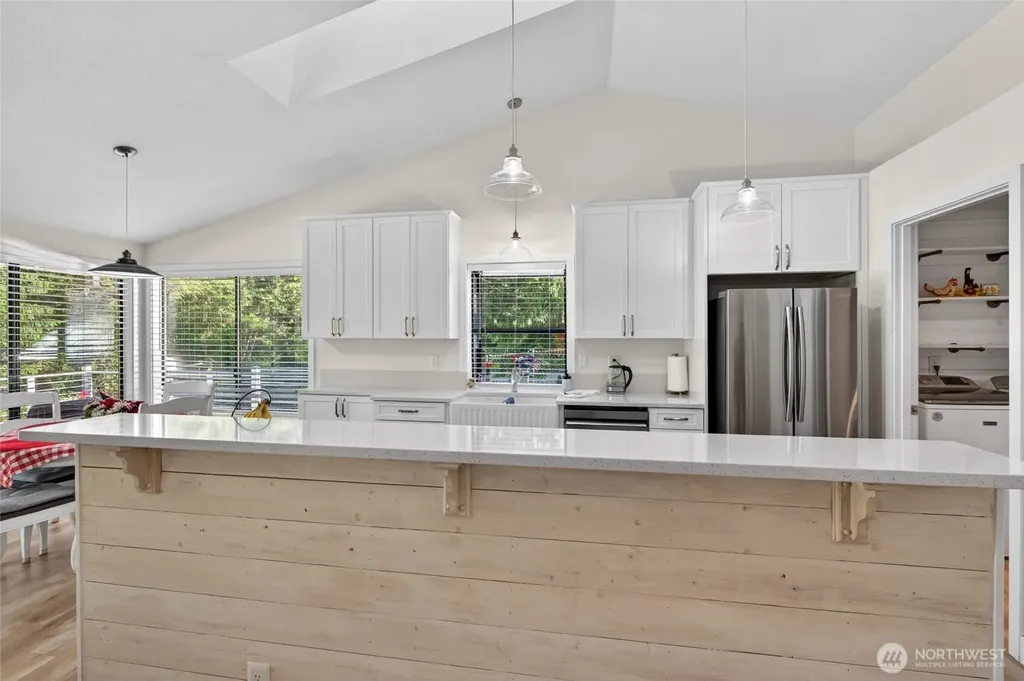 533 6th Court Fox Island WA 98333