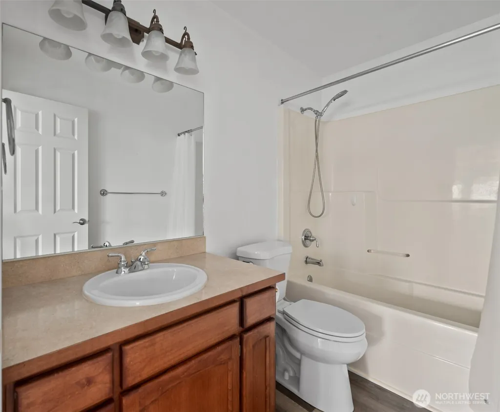 1086 Landing Circle Oak Harbor WA 98277