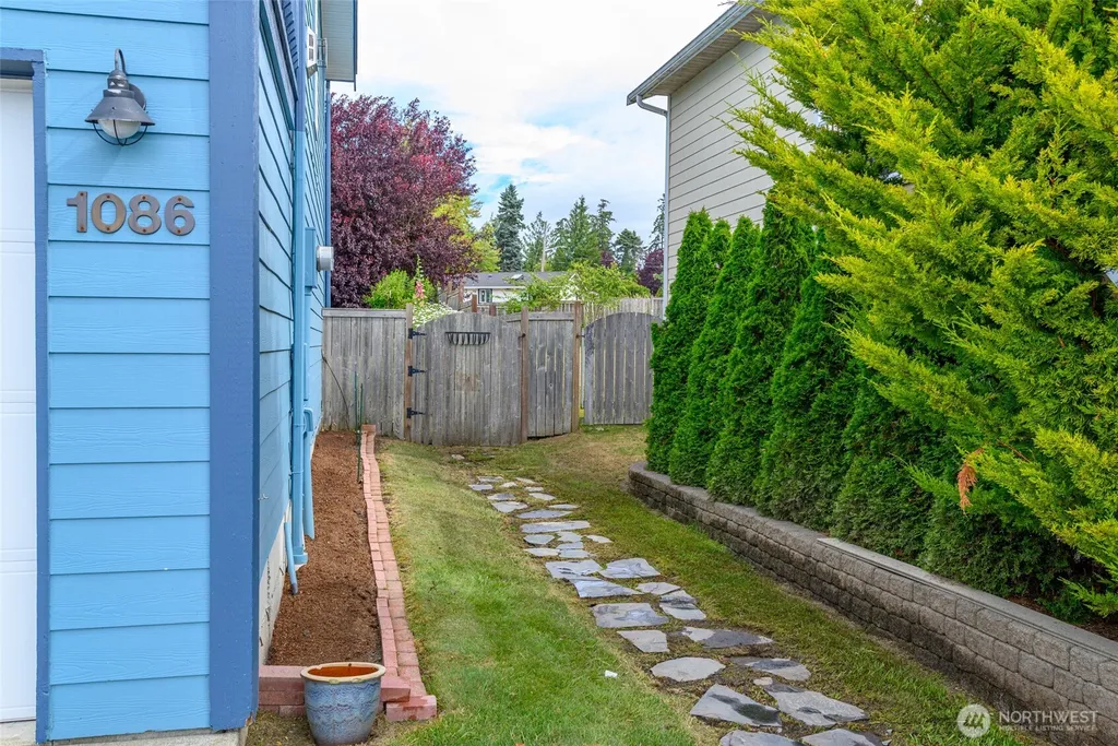 1086 Landing Circle Oak Harbor WA 98277