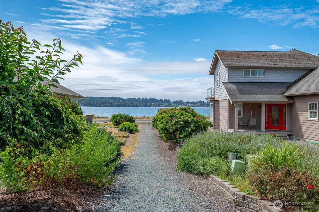 1086 Landing Circle Oak Harbor WA 98277