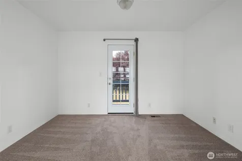 1086 Landing Circle Oak Harbor WA 98277