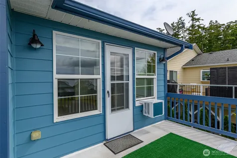 1086 Landing Circle Oak Harbor WA 98277