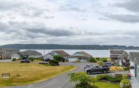 1086 Landing Circle Oak Harbor WA 98277