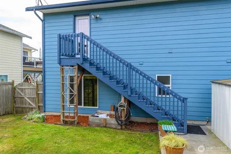1086 Landing Circle Oak Harbor WA 98277