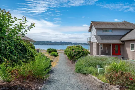 1086 Landing Circle Oak Harbor WA 98277