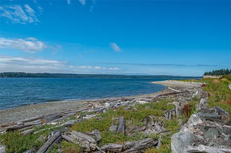 1086 Landing Circle Oak Harbor WA 98277