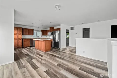 1086 Landing Circle Oak Harbor WA 98277