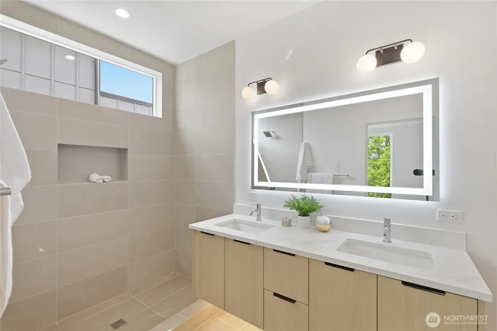 6221 9th Avenue NE Seattle WA 98115