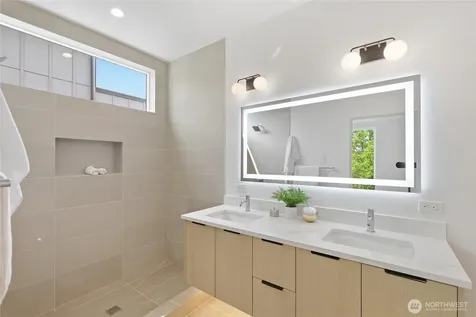 6221 9th Avenue NE Seattle WA 98115