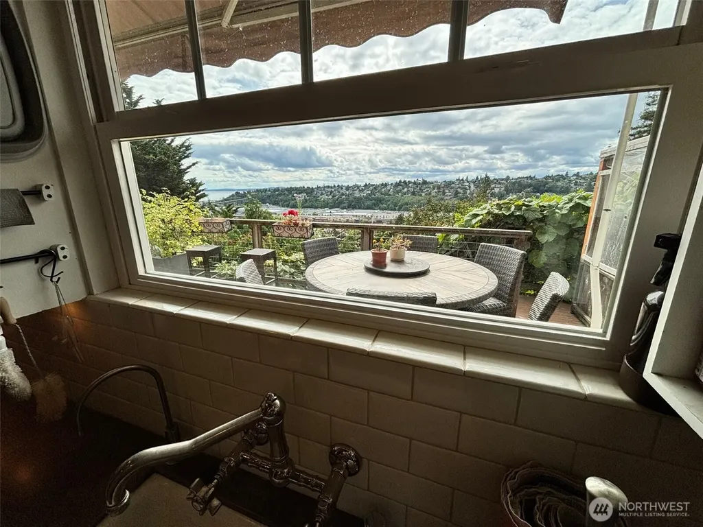 2535 12th Avenue W Seattle WA 98119